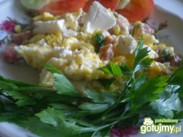 Jajecznica na masełku z kiełbasą i fetą  Jajecznica na masełku z kiełbasą i fetą