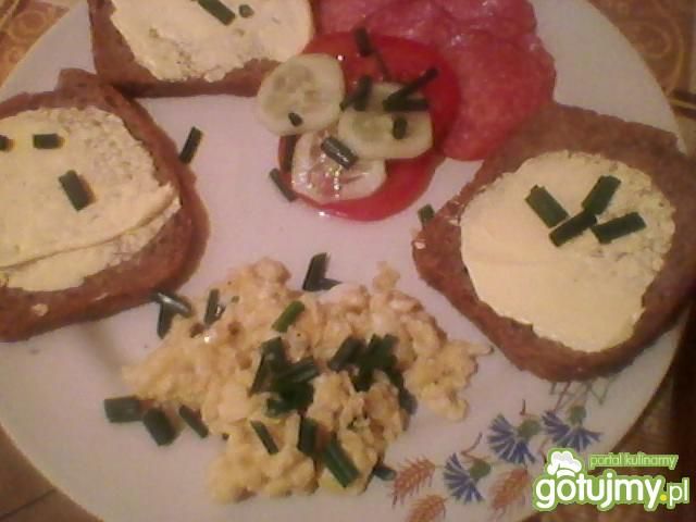 Jajecznica na maśle ze szczypiorkiem Jajecznica na maśle ze szczypiorkiem