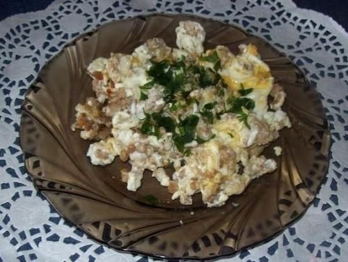 Jajecznica na mielonym mięsie