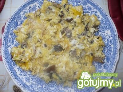 Jajecznica na opieńkach Jajecznica na opieńkach