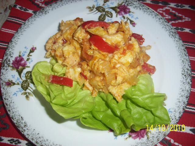 Jajecznica na pomidorach i papryce