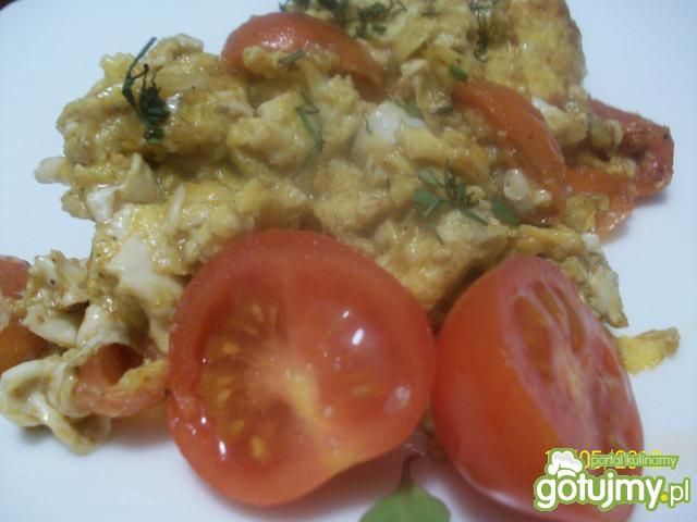 jajecznica na pomidorkach z bazylią