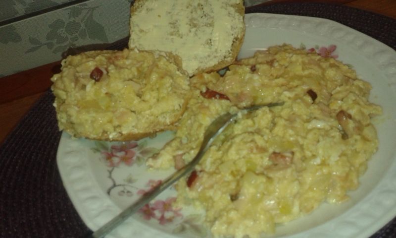 Jajecznica na pysznym wędzonym  boczku