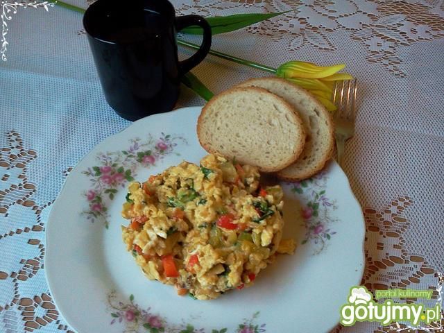 Jajecznica na roszponce z papryką 