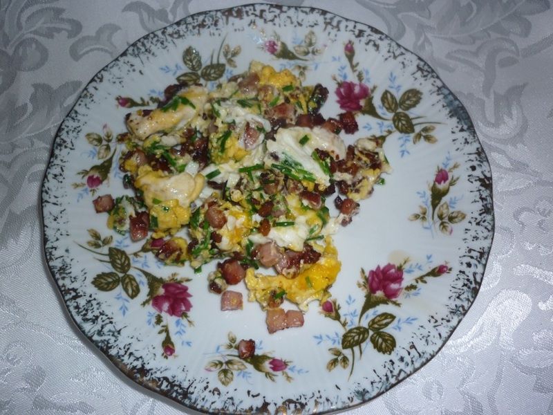 Jajecznica na słoninie ze skwarkami, kiełbaską   Jajecznica na słoninie ze skwarkami, kiełbaską