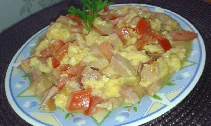 Jajecznica na śniadanie z pomidorami Jajecznica na śniadanie z pomidorami