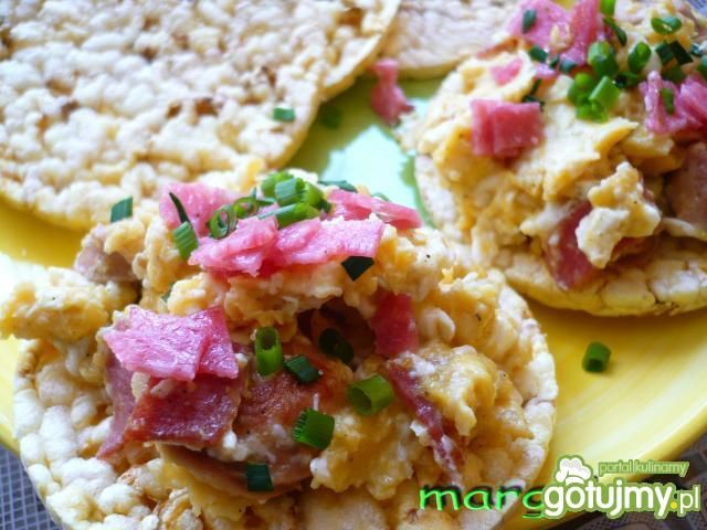 Jajecznica na waflowym spodzie