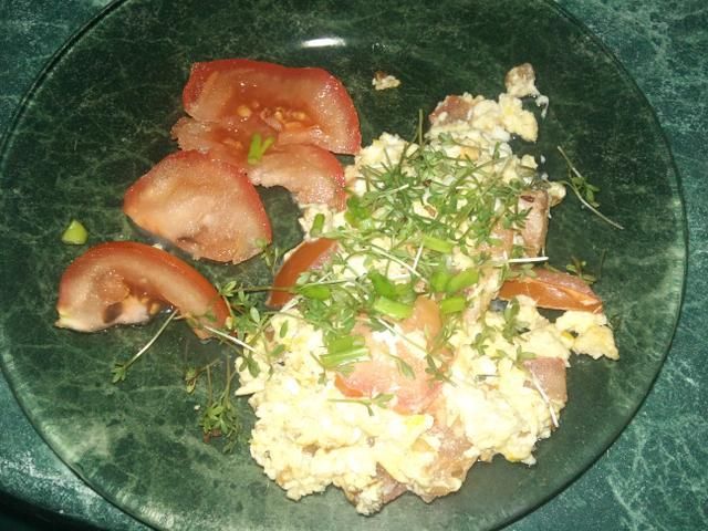 Jajecznica pomidorowa na parze Jajecznica pomidorowa na parze