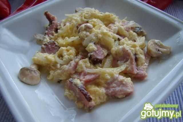 Jajecznica śniadaniowa z parmezanem  Jajecznica śniadaniowa z parmezanem