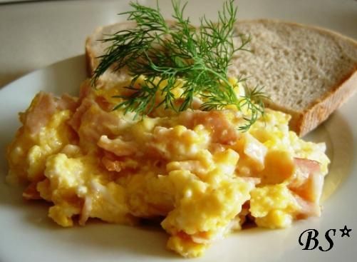 Jajecznica sopocka z żółtym serem