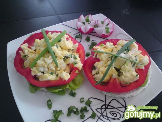 Jajecznica w kwiatku papryki.