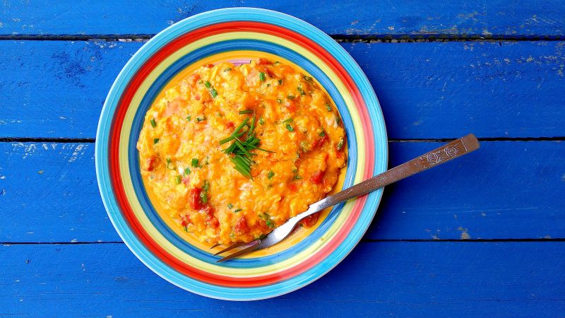 Jajecznica w styluhiszpańskim z manchego i chorizo