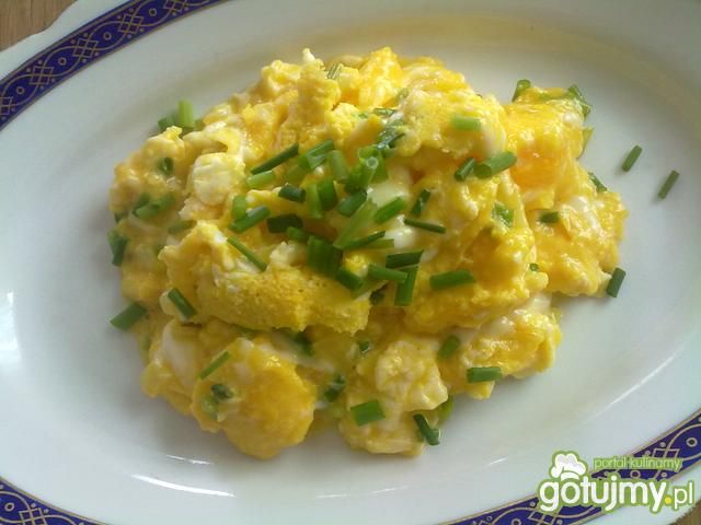 Jajecznica wiosenna ze szczypiorkiem Jajecznica wiosenna ze szczypiorkiem