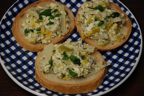 Jajecznica z białymi szparagami