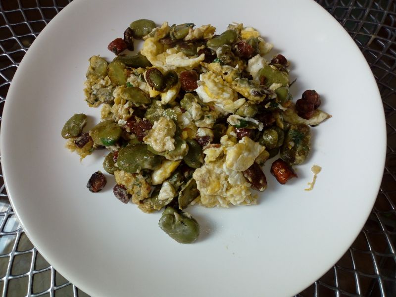 Jajecznica z bobem, czosnkiem, natką i kabanosami