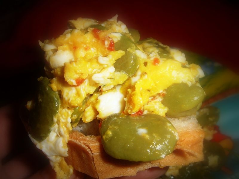 Jajecznica z bobem i ziołami toskańskimi