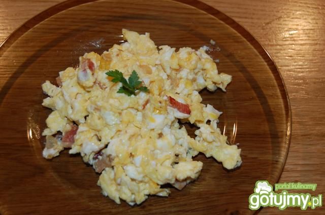 Jajecznica  z boczkiem i cebulką