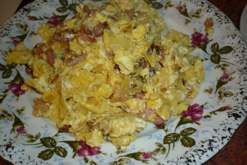 Jajecznica z boczkiem i cebulką