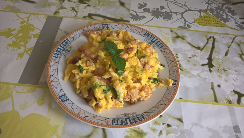 Jajecznica z boczkiem i miętą