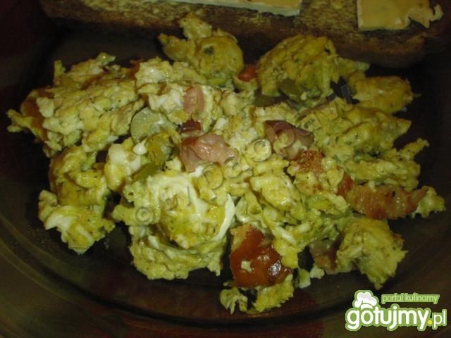 Jajecznica z boczkiem i oliwkami 
