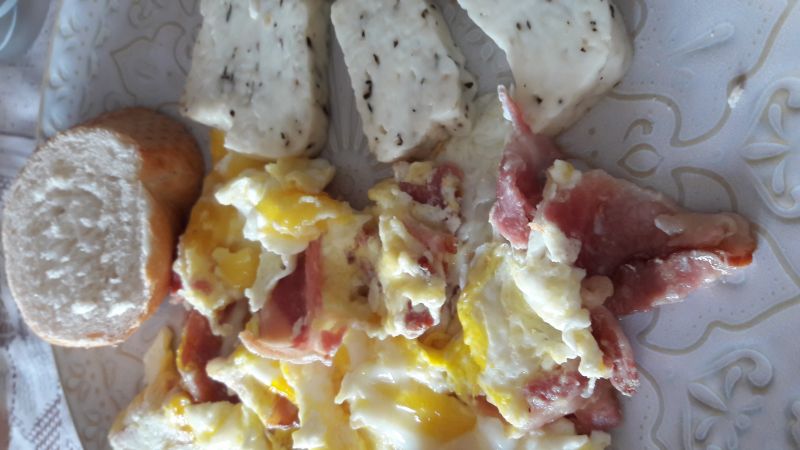 Jajecznica z boczkiem i smażonym halloumi Jajecznica z boczkiem i smażonym halloumi