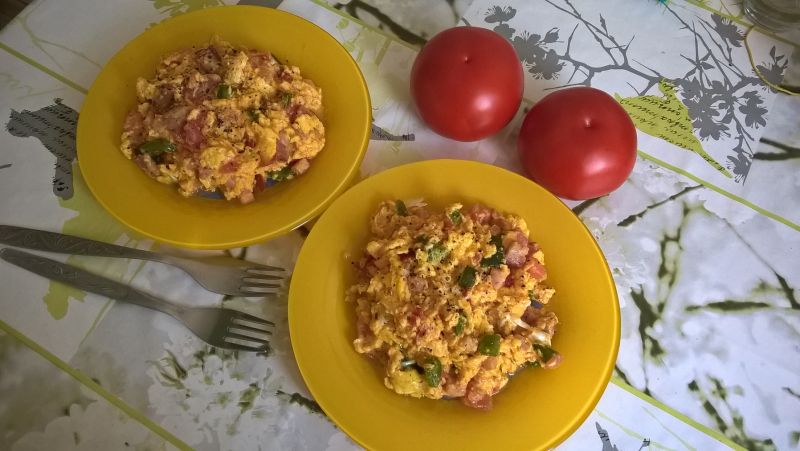 Jajecznica z boczkiem, pomidorem i papryką Jajecznica z boczkiem, pomidorem i papryką