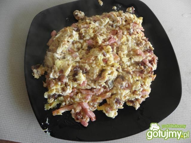 Jajecznica z boczkiem,porem i ...