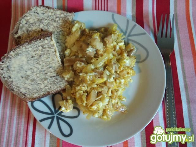 Jajecznica z boczniakami