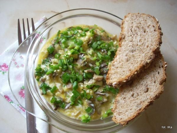 Jajecznica z boczniakami