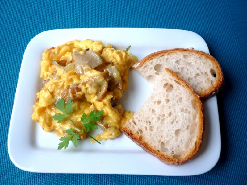 Jajecznica z boczniakami Jajecznica z boczniakami