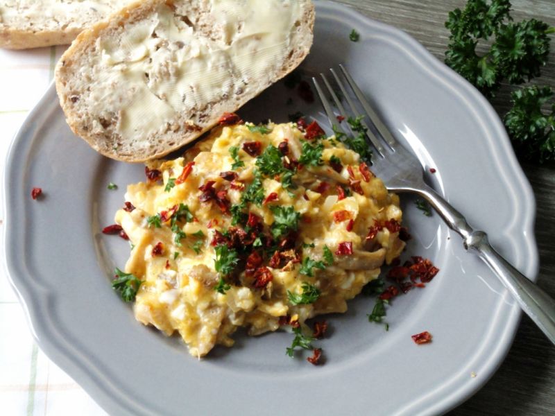 Jajecznica z boczniakami 