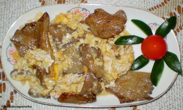 Jajecznica z boczniakami :