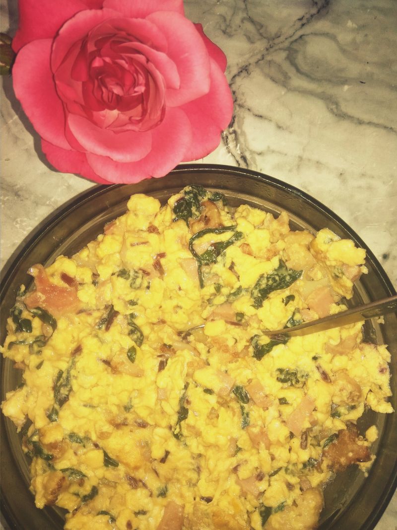 Jajecznica z botwinką oraz chrupiącym kalafiorem. Jajecznica z botwinką oraz chrupiącym kalafiorem.