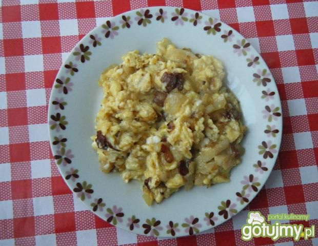 Jajecznica z cebulą i boczkiem Jajecznica z cebulą i boczkiem