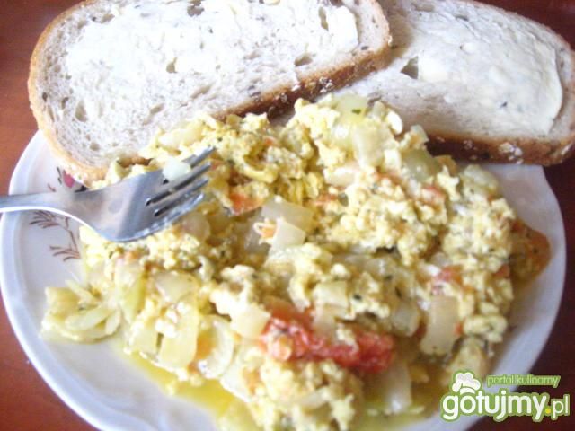 Jajecznica z cebulą i pomidorem