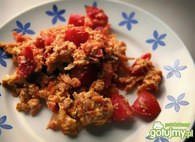 Jajecznica z cebulą, marchewka i pomidor