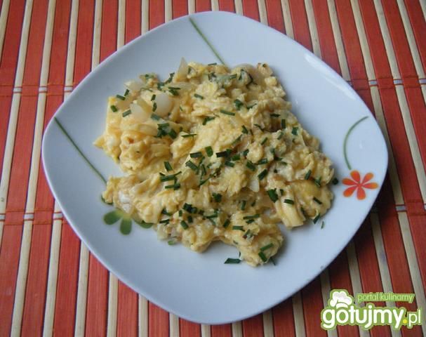 Jajecznica z cebulą na wędzonej słoninie