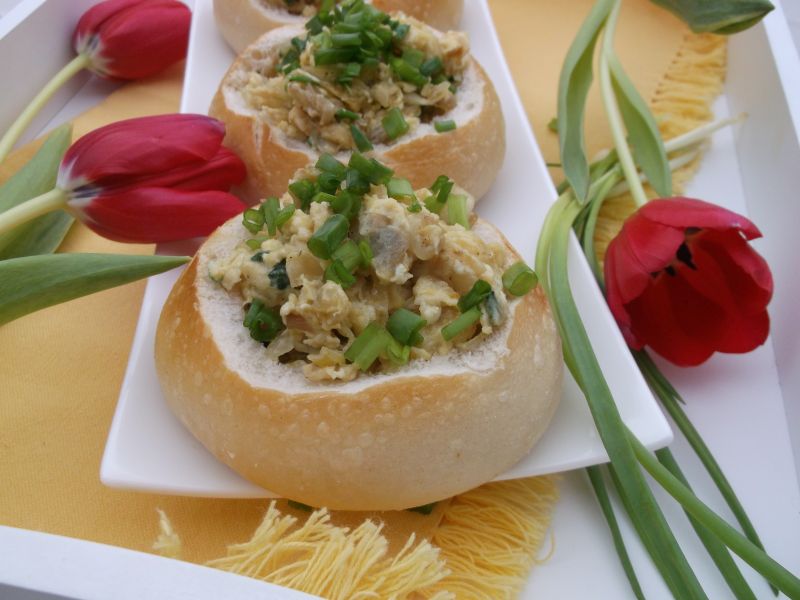 Jajecznica z cebulą podana w bułeczkach