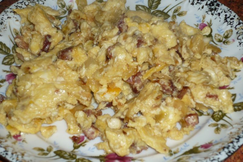 Jajecznica z cebulką i kiełbasą