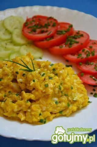 Jajecznica z cebulką i szczypiorkiem