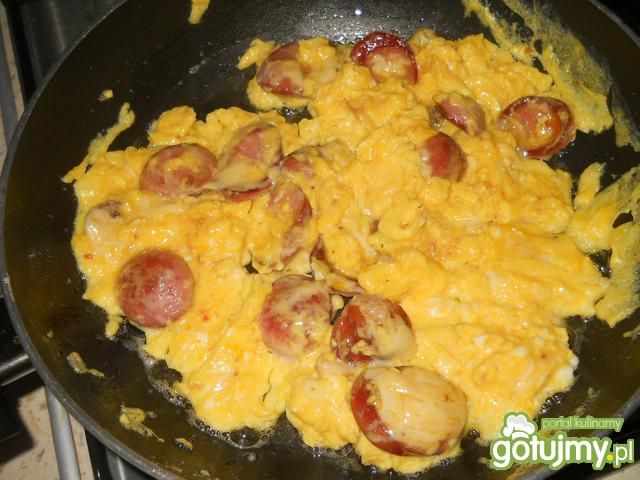 Jajecznica z cebulka serem i kełbaską