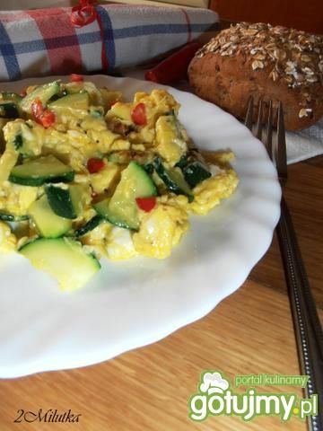 Jajecznica z chili i cukinii Jajecznica z chili i cukinii