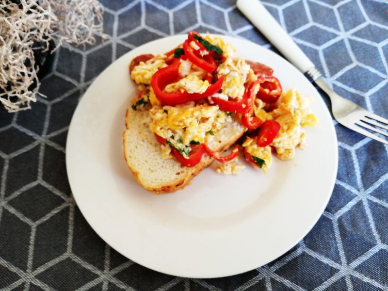 Jajecznica z chorizo i papryką