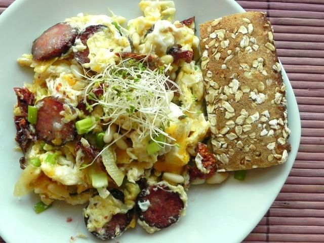 Jajecznica z chorizo i pomidorami Jajecznica z chorizo i pomidorami