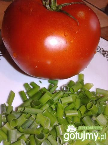 Jajecznica z cienkimi kiełbaskami