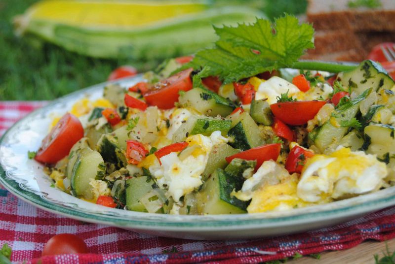 Jajecznica z cukinią  Jajecznica z cukinią