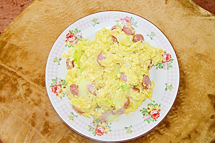 Jajecznica z cukinią, cebulą, parówką i serem.