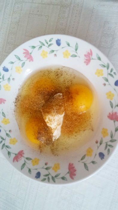 Jajecznica z cukinią, cebulą, parówką i serem.