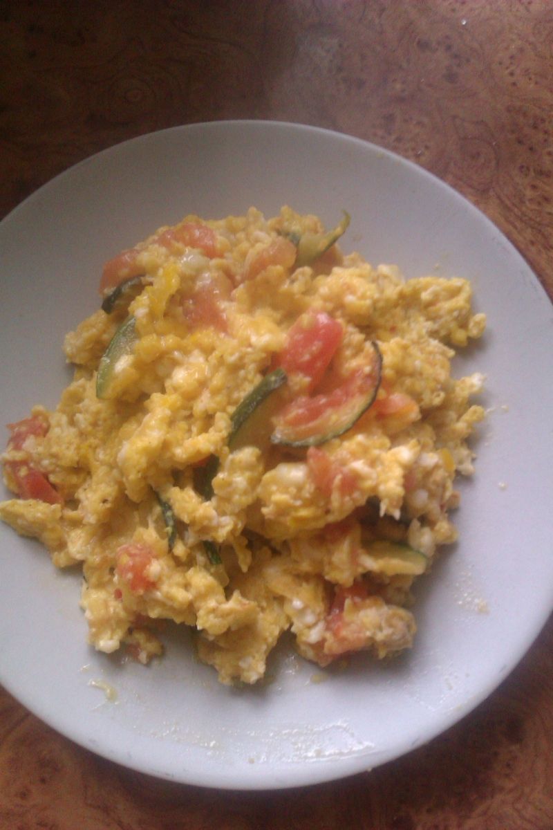Jajecznica z cukinią i pomidorem 