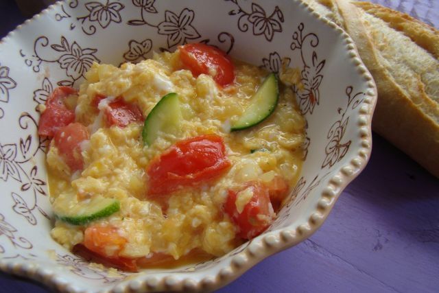 Jajecznica z cukinią i pomidorem 